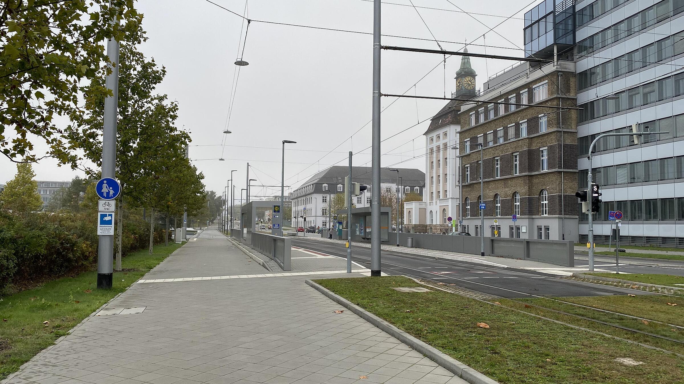 Führung des Fuß- und Radverkehrs: abweichend von der Beschilderung als „Gemeinsamer Geh- und Radweg“ gilt parallel zur Straßenbahnhaltestelle für aus nördlicher Richtung kommende Radfahrende „Gehweg, Radfahrer frei“