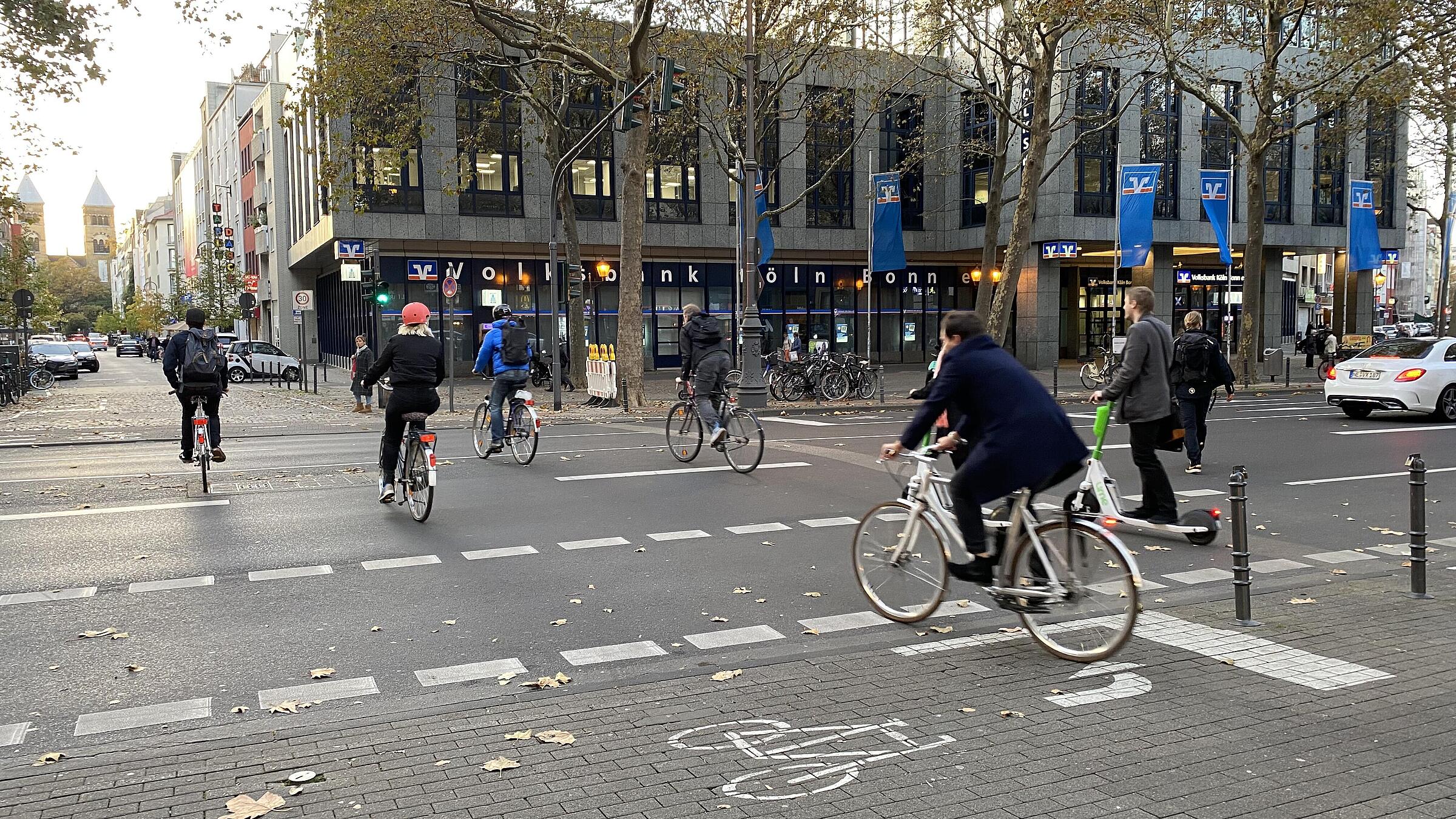 Quer verlaufende Nebenachse des Radverkehrs: eigene Radverkehrssignalisierung mit kurzen, auf der Außenseite neben den Radfahrstreifen angeordneten Aufstellflächen für den vom Habsburger Ring in Richtung Maastrichter Straße abbiegenden Radverkehr