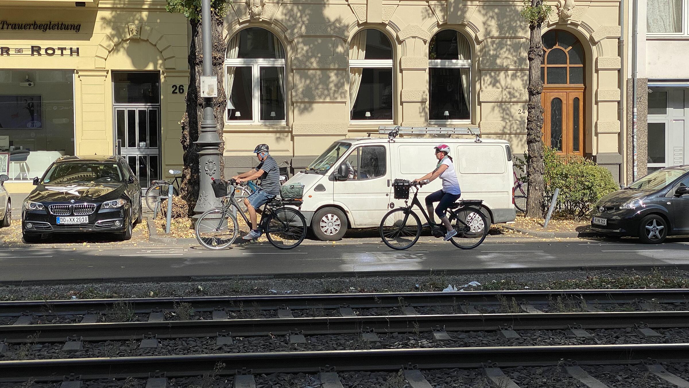 Nutzungsvielfalt auf dem breiten Radfahrstreifen: gute Rahmenbedingungen für Menschen unterschiedlichen Alters und Fahrräder unterschiedlichster Bauart