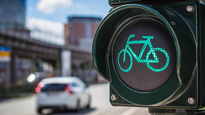 Eine Radfahr-Ampel, die ein grünes Fahrrad anzeigt.