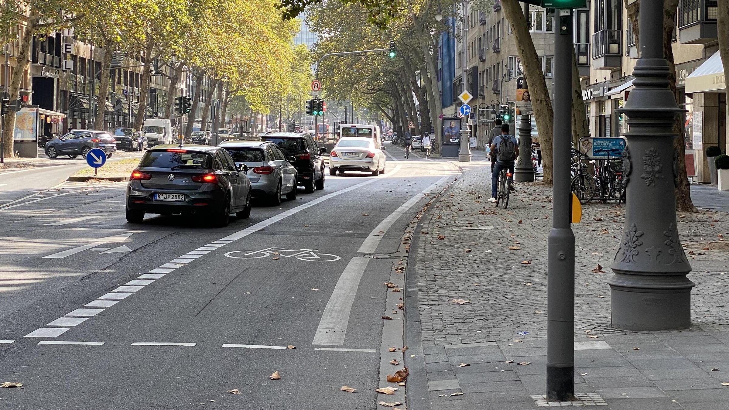 Gewohntes Verhalten trotz Neugestaltung: Vereinzelt nutzen Radfahrende auch heute noch die Flächen des ehemaligen Radwegs im Seitenraum – trotz kompletter Umgestaltung und nicht zu übersehender, breiter Radfahrstreifenmarkierung