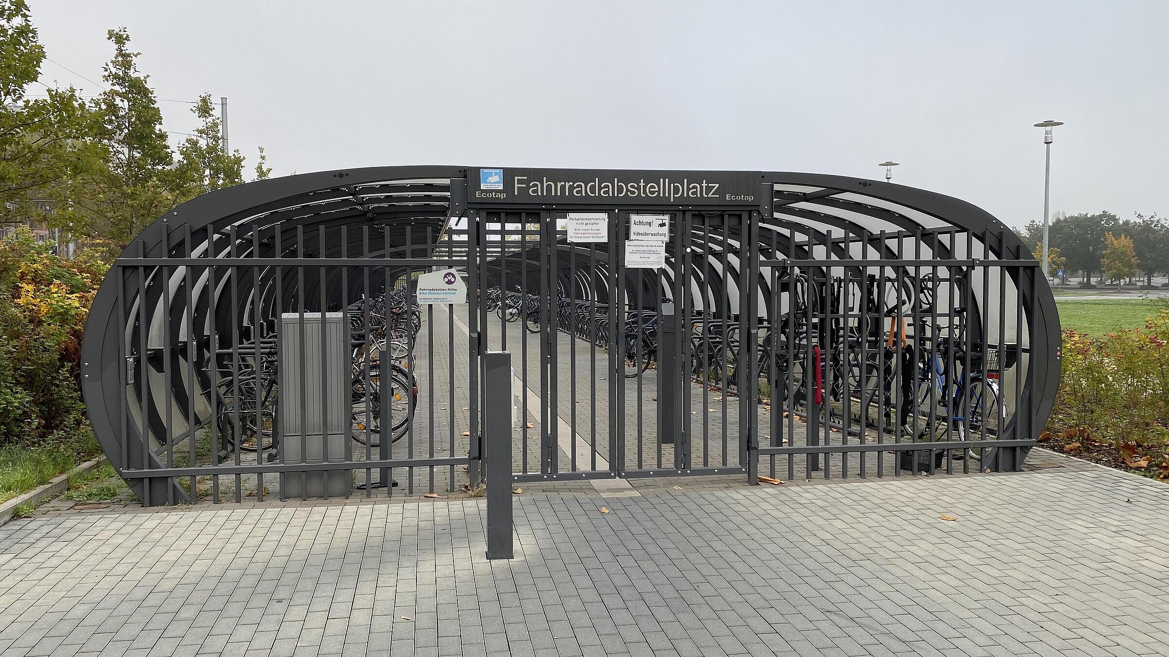 Platzgestaltung im Detail: überdachter und zugangsgesicherter Fahrradabstellplatz am nördlichen Platzrand