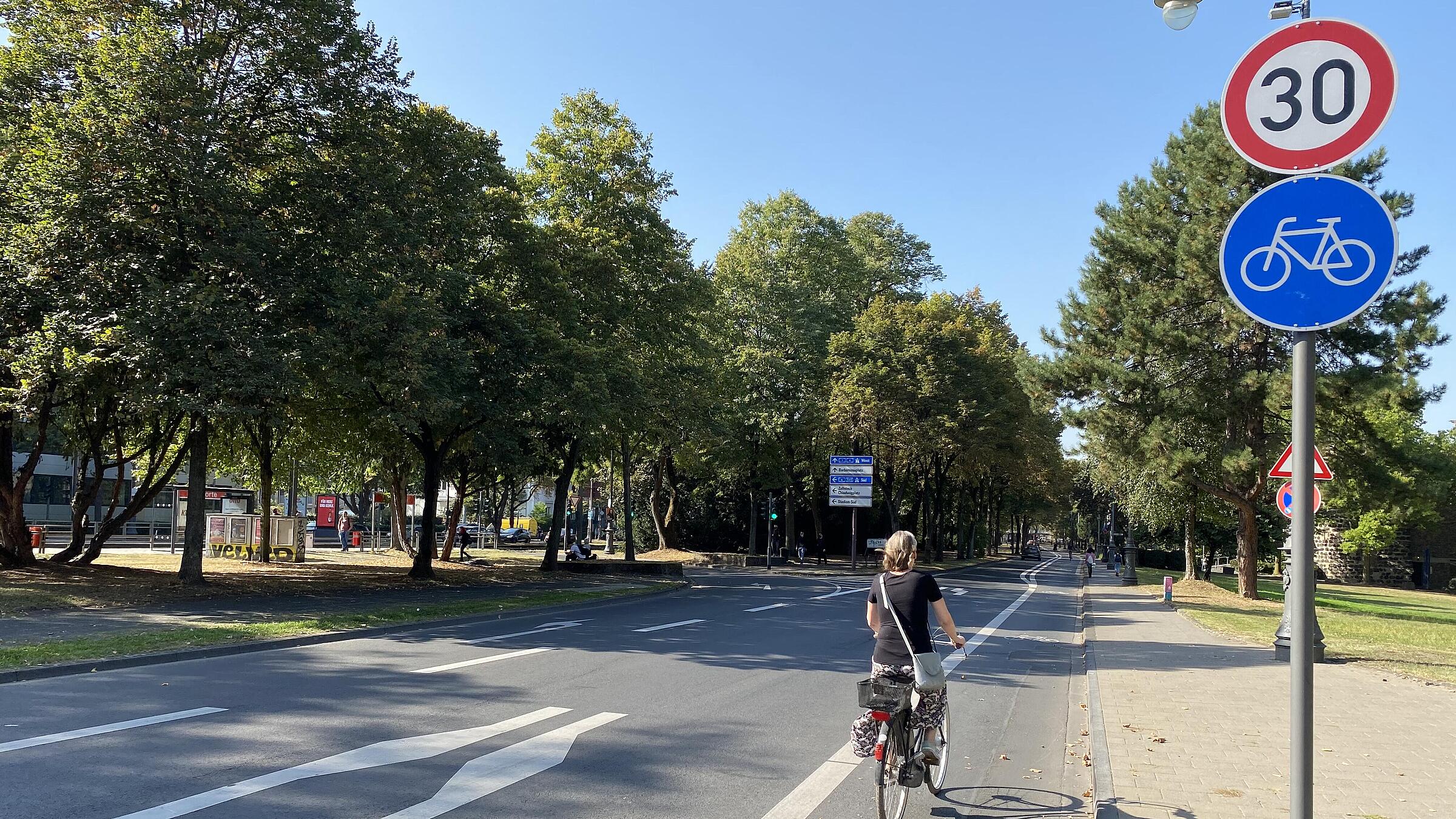 Regellösung der Radverkehrsführung: 2,50 m breite Radfahrstreifen, im Normalfall durch eine doppelte Breitstrichmarkierung zum verbleibenden Kfz-Fahrstreifen der vormals zweistreifigen Richtungsfahrbahn hin abgegrenzt