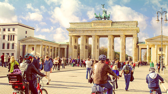 Radfahrende vor dem Brandenburger Tor