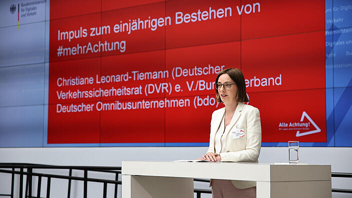 Christiane Leonard am Redepult beim "Ein Jahr #mehrAchtung"