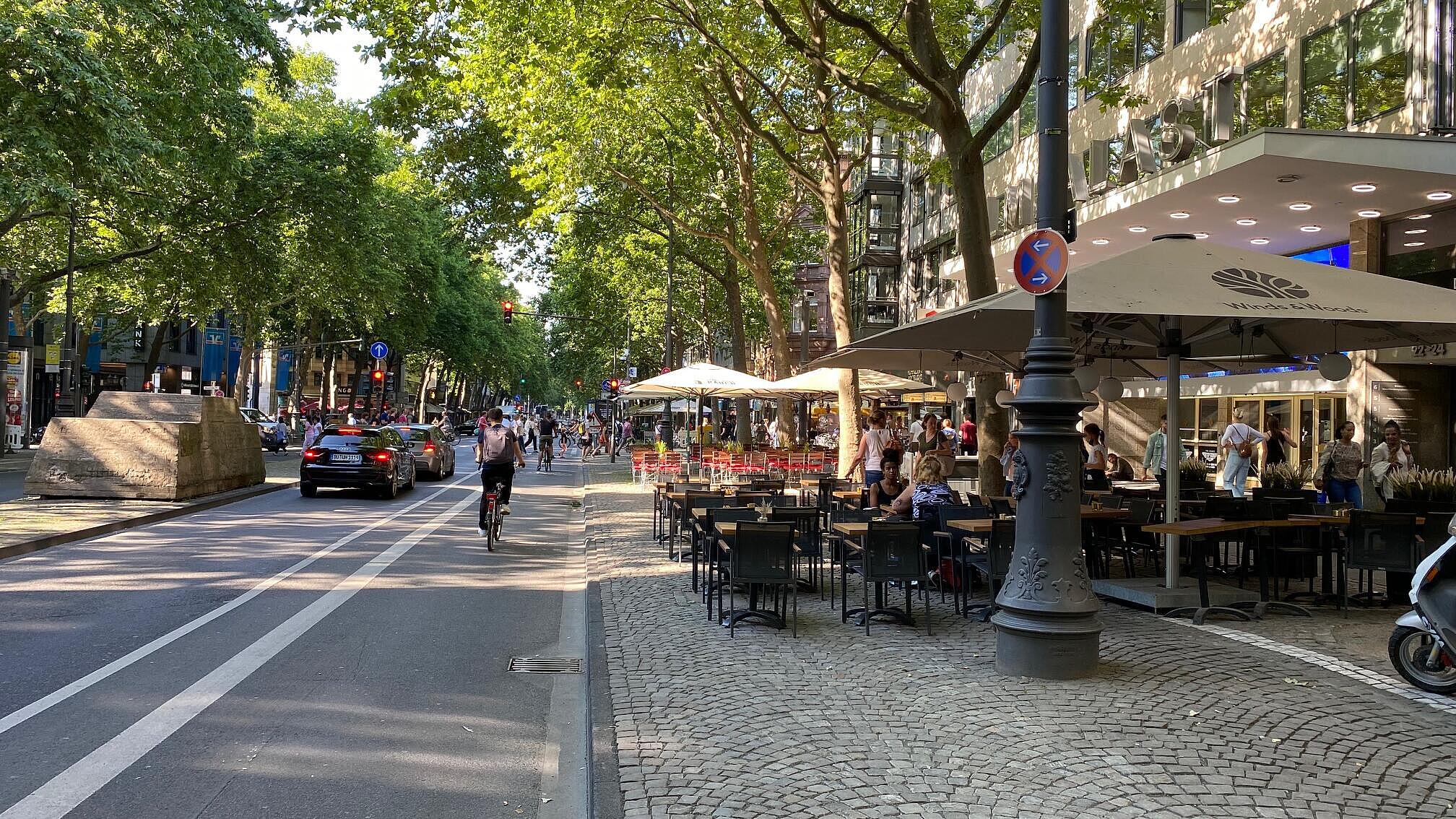 Aufenthalt und Außengastronomie: die Verlagerung des Radverkehrs vom Seitenraum auf die Fahrbahn und angepasste Neugestaltung der Flächen haben die Aufenthaltsqualität, die Bedingungen für den Fußverkehr und die Erreichbarkeit der anrainenden Nutzungen auf den Kölner Ringen in vielen Bereichen nachhaltig verbessert