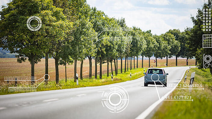 Auto auf einer Landstraße, Zeichen für Digitalisierung