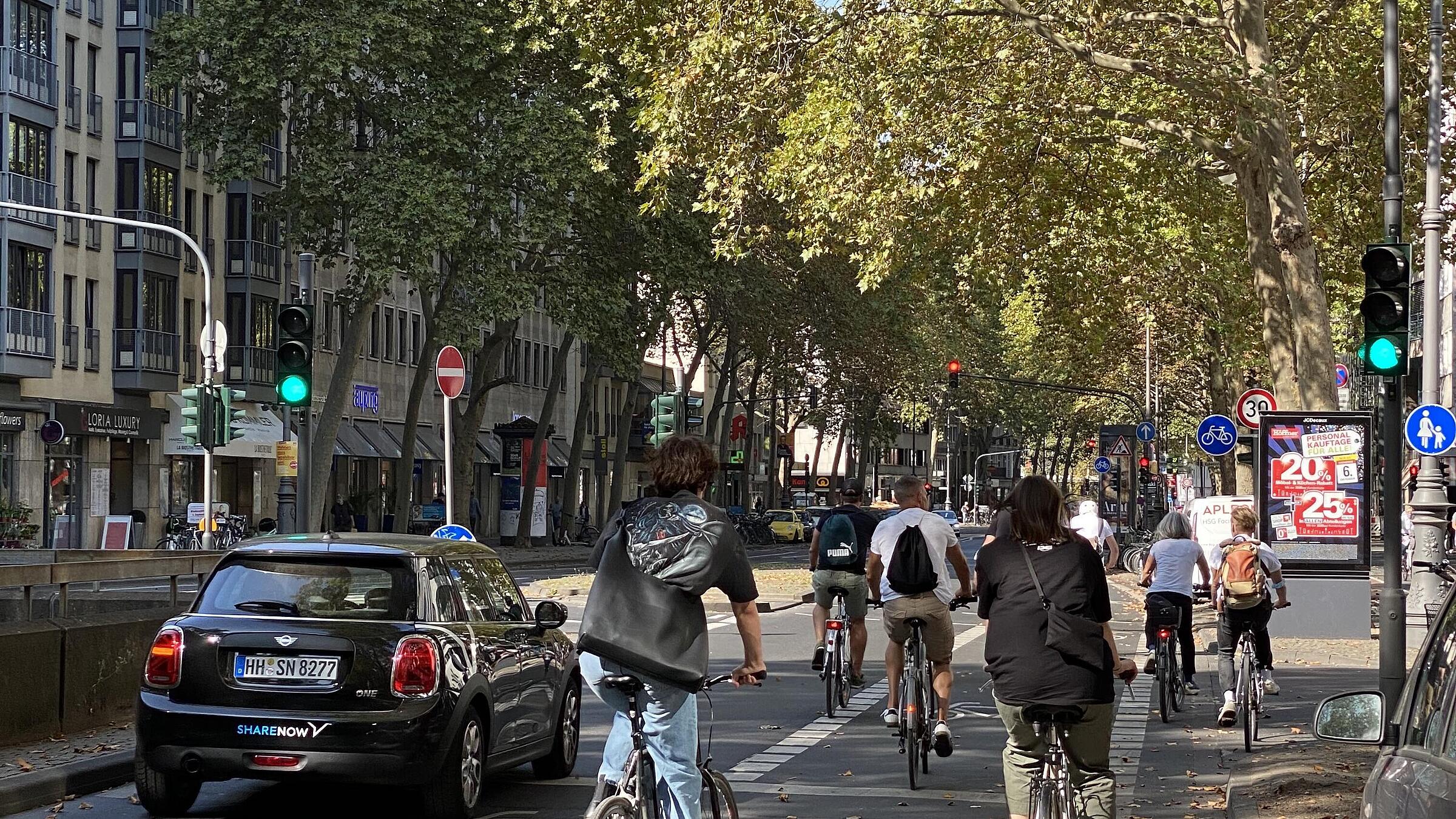 Erste Hinweise auf Kapazitätsengpässe: das weiterhin steigende Aufkommen und die verschiedenen Fahrgeschwindigkeiten im Radverkehr führen – nicht nur auf den Ringen – mittlerweile selbst auf dem breiten Radfahrstreifen zu mehrspurigem Fahrverhalten und Überholvorgängen zwischen Radfahrenden wie auch zur Mitnutzung des parallelen Kfz-Fahrstreifens durch schnelle Radfahrende