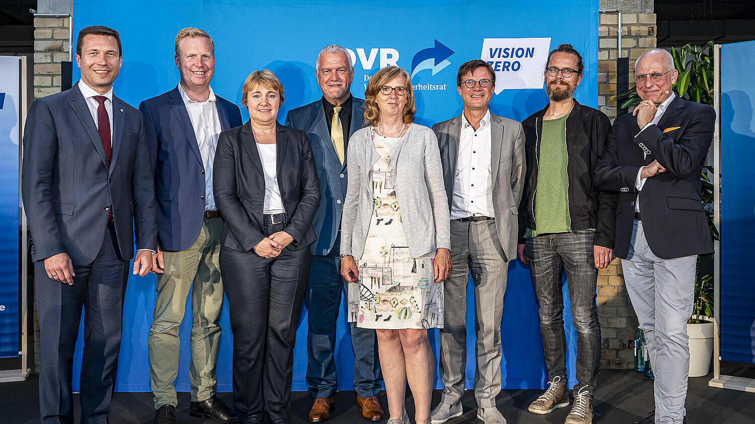 Alle Referentinnen und Referenten des DVR Forum 2023 zusammen auf der Bühne.