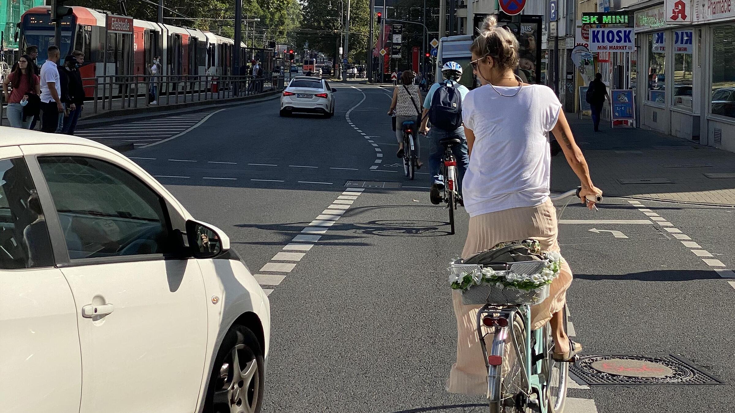 Anpassungsschwierigkeiten im Rad- und im Autoverkehr: Kfz-Fahrende verunsi-chern durch unaufmerksames Verhalten auf dem Radfahrstreifen Radfahrende trotz der deutlich verbesserten Sichtbarkeit