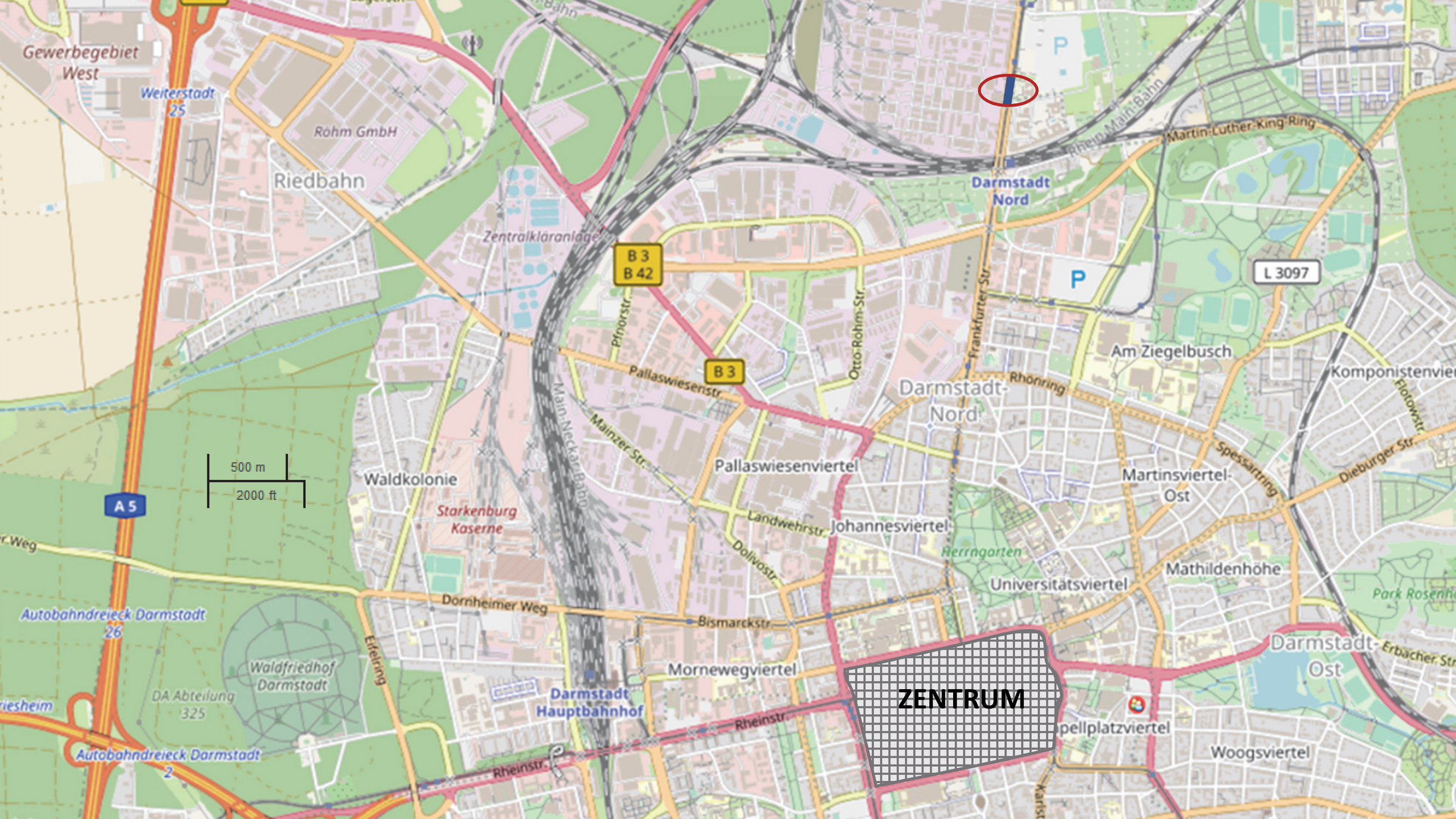 Lage im Straßennetz: Vorplatz des beiderseits der Frankfurter Straße, einer wichtigen radialen Hauptverkehrsstraße, gelegenen Werksgeländes der Merck KGaA. Die Straßenbahnlinien 6 und 8 mit der Haltestelle „Merck“ verbinden die nördlichen Stadtteile von Darmstadt mit dem rund 3 km entfernten Stadtzentrum und führen weiter bis in die südhessische Gemeinde Alsbach.