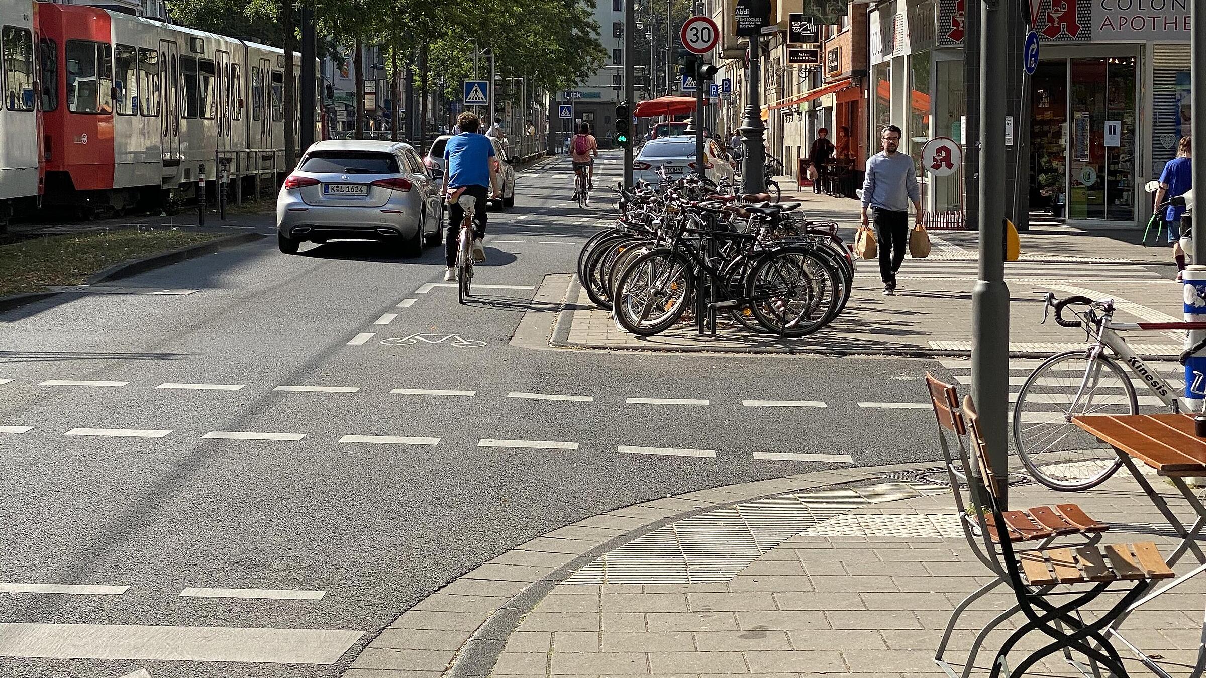 Sondersignalisierung für Radfahrende: angepasst an die geringere Fahrgeschwindigkeit zeigt ein Zusatzsignal für Radfahrende in einem aufgeweiteten Knotenpunkt noch „Grün“, während das Hauptsignal bereits auf „Gelb“ umspringt