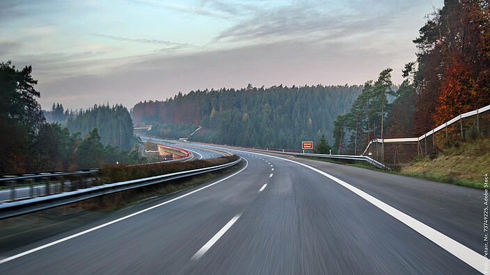 Blick auf eine Autobahn in der Dämmerung