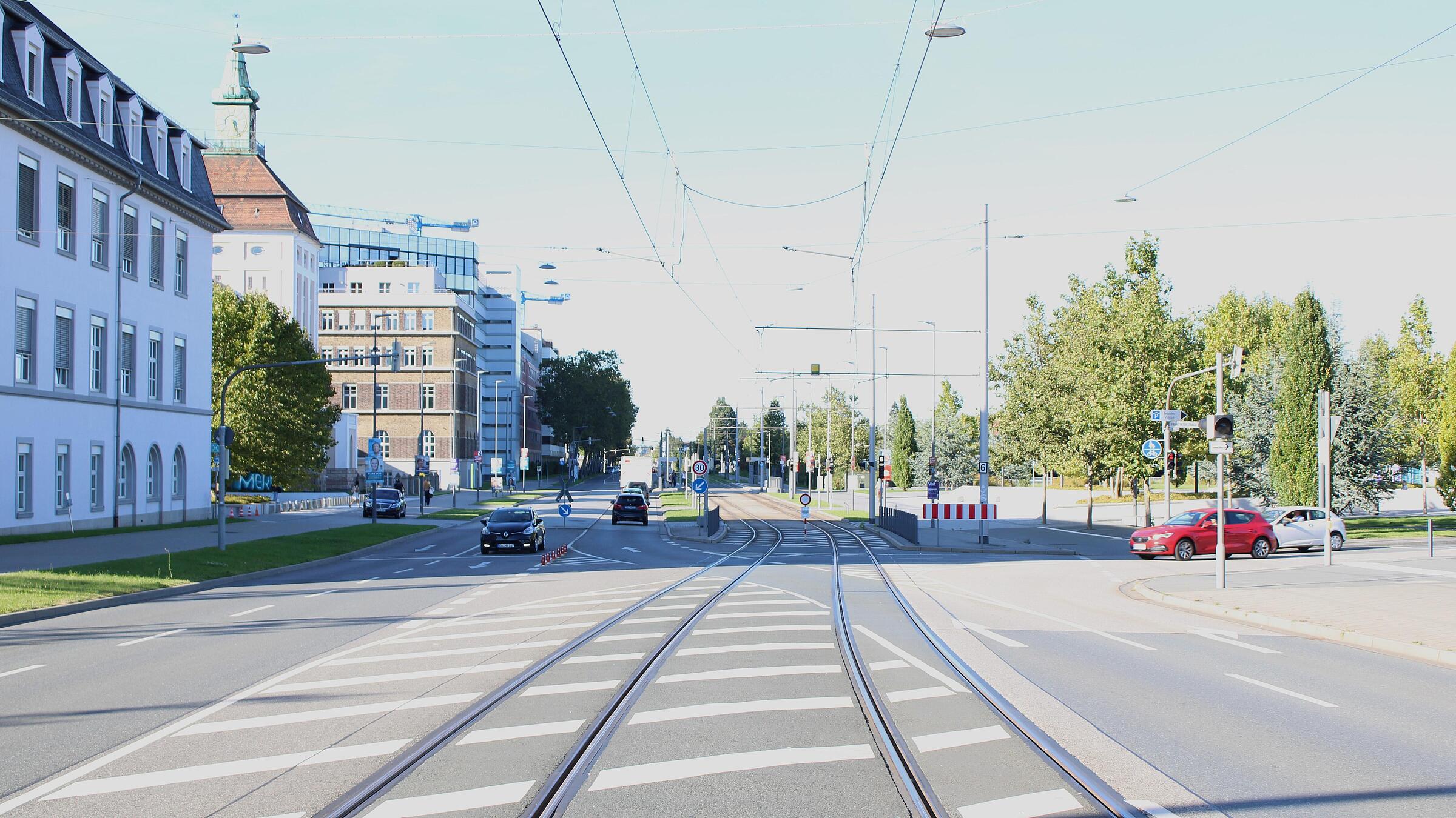 Einmündung südlich des Emanuel-Merck-Platzes: Die Neugestaltung der Frankfurter Straße im Platzbereich erlaubt einen Rückbau der Knotenpunktfläche zugunsten breiterer Seitenräume in der südlichen Zufahrt; dies ergibt eine kompaktere und damit übersichtlichere Knotenpunktform mit günstigeren Signalzeiten