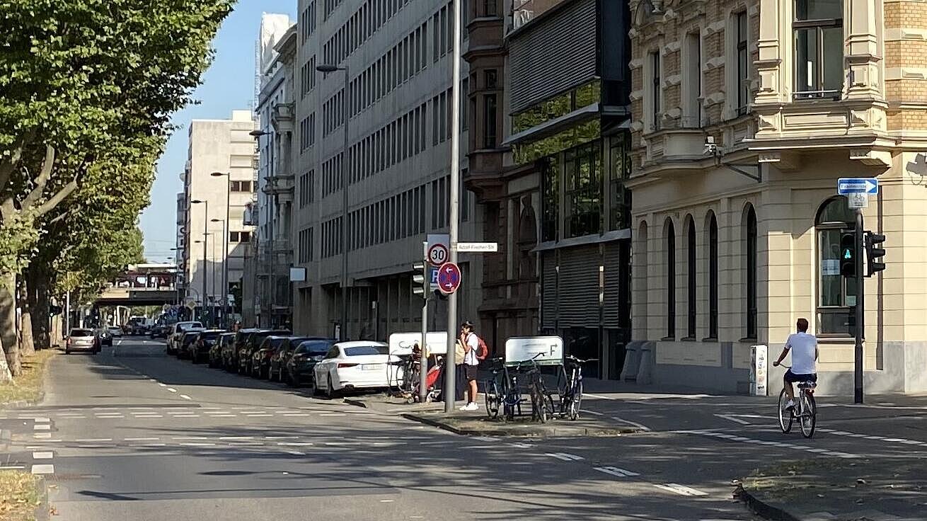 Unterstützende Maßnahme Tempo 30: Anordnung einer Geschwindigkeitsbeschränkung auf 30 km/h auf dem gesamten Ringstraßenzug, verbunden mit der Aufhebung der Radwegebenutzungspflicht im Seitenraum, abgeschlossen bis Ende August 2019