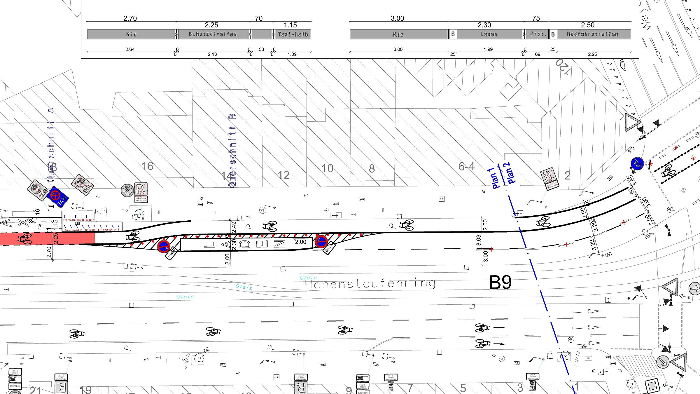 Besondere Markierungs- und Beschilderungslösung in Lageplan: Anordnung einer Ladezone, eines Taxistandes und von Fahrradabstellflächen zwischen Kfz-Fahrstreifen und Radfahrstreifen (obere Bildhälfte); in Fahrbahnmitte verkehrt die hier oberirdisch geführte Stadtbahn auf besonderem Gleiskörper; weitere Markierungsdetails: Führung des Radverkehrs in Knotenpunkten