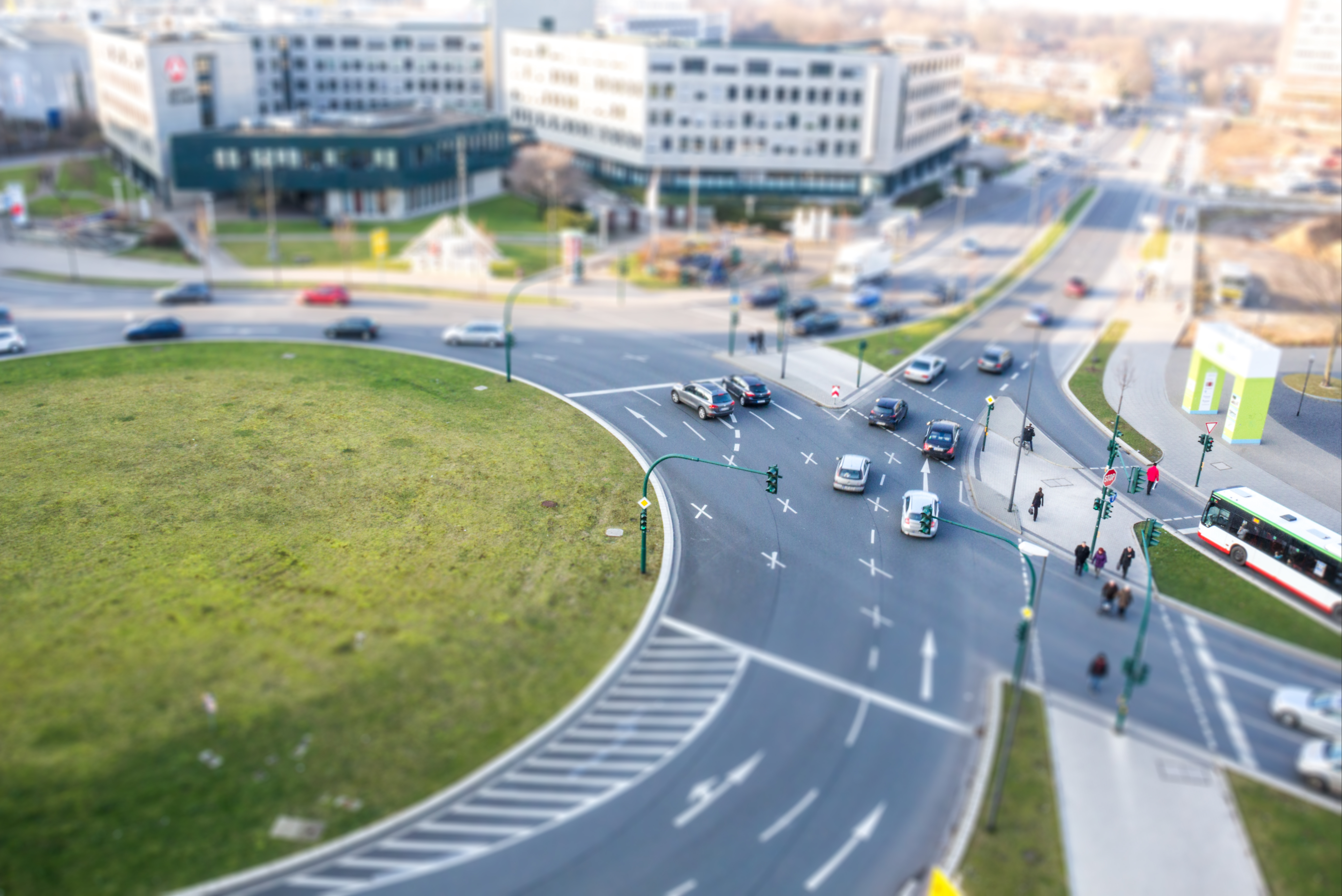 Luftaufnahme eines Kreisverkehrs