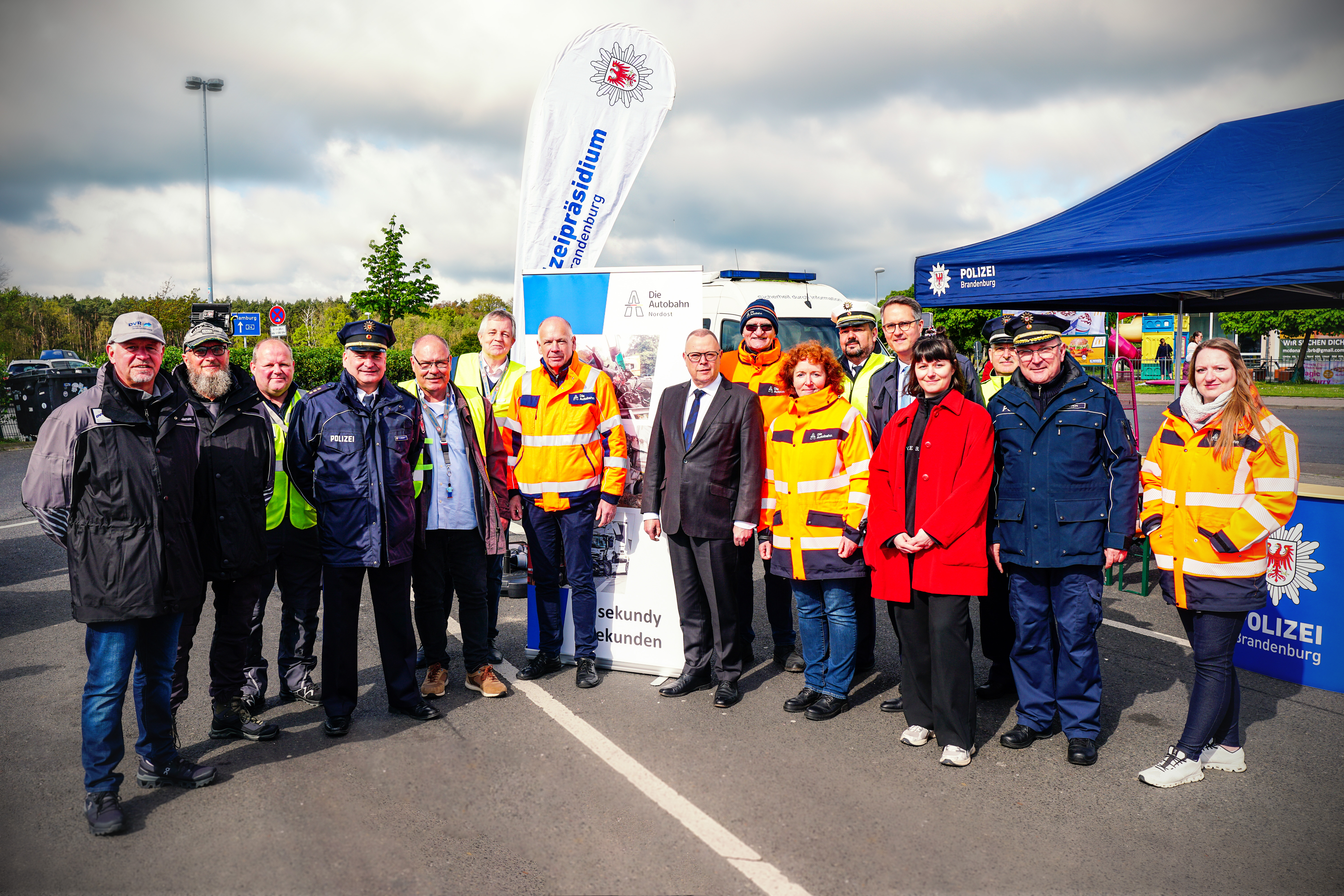 Gruppenfoto von den Partnern des Aktionstags "sicher.mobil.leben" auf dem Rastplatz Linumer Bruch. 