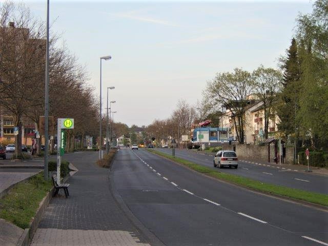 Bild 4: Vorher-Situation: Die Trennwirkung der vierstreifigen Hauptverkehrsstraßen zwischen dem Zentrum und den umliegenden Quartieren und städtebaulichen Nutzungen ist deutlich erkennbar, hier in der Kirchbaunaer Straße: Überquerungsstellen für Zufußgehende sind nur in großen Abständen und teilweise als Unterführungen vorhanden, Radverkehrsanlagen fehlen gänzlich.