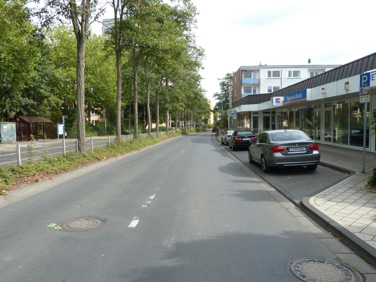 Bild 5: Vorher-Situation: Die Trennwirkung der vierstreifigen Hauptverkehrsstraßen zwischen dem Zentrum und den umliegenden Quartieren und städtebaulichen Nutzungen ist deutlich erkennbar, hier in der Friedrich-Ebert-Allee: Überquerungsstellen für Zufußgehende sind nur in großen Abständen und teilweise als Unterführungen vorhanden, Radverkehrsanlagen fehlen gänzlich.