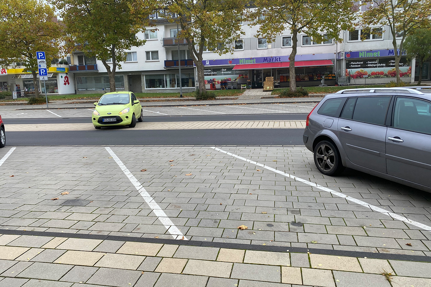 Bild 13: Nutzungs- und Gestaltungsdetails: direkte Zufahrt zu straßenbegleitenden Parkständen auf der anderen Straßenseite über den Mittelstreifen hinweg