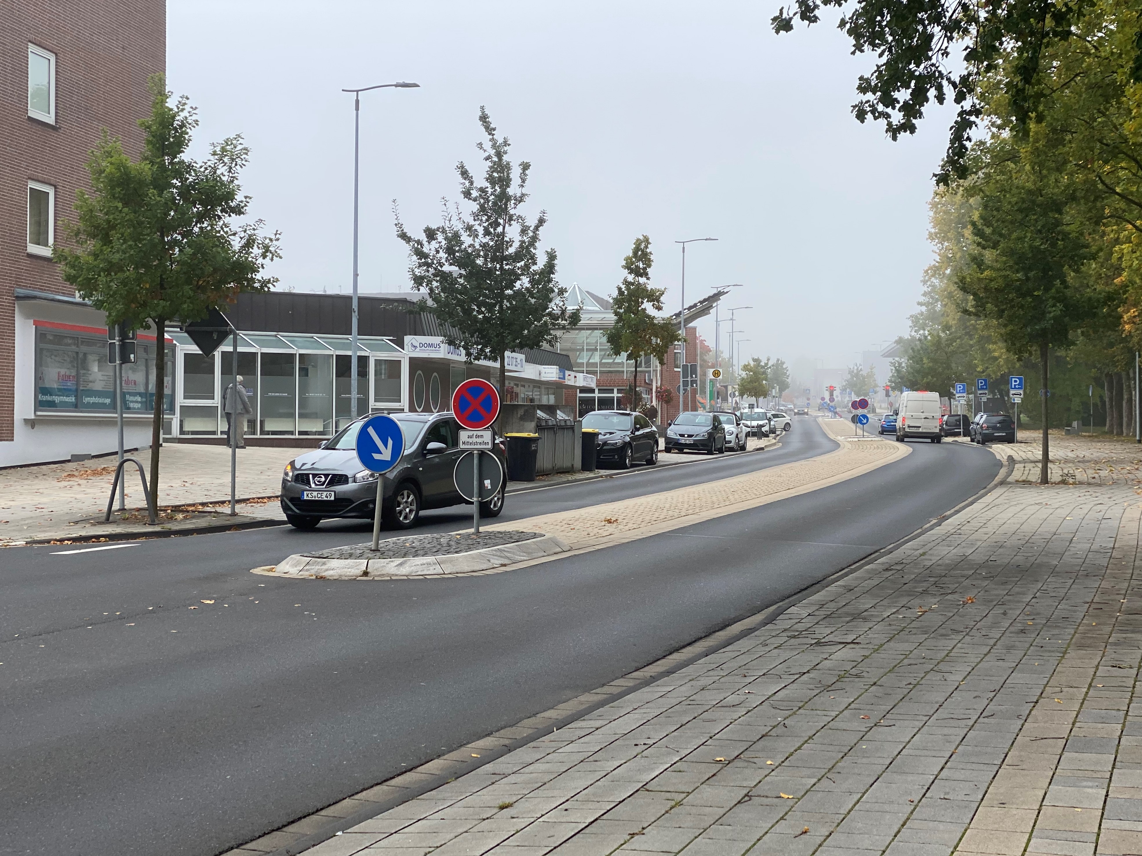 Bild 15: Nutzungs- und Gestaltungsdetails: Verkehrszeichen „Absolutes Haltverbot“ (StVO-Z. 283) mit Zusatz „Auf dem Mittelstreifen“ auf dem Fahrbahnteiler, der den Mittelstreifen einleitet