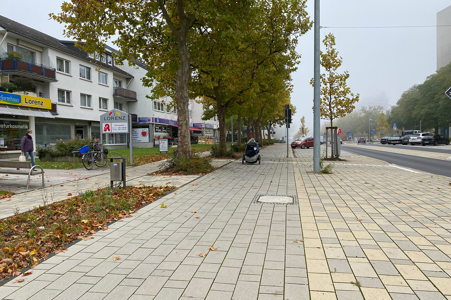 Bild 24: Radverkehrsanlagen: durchgängige Herstellung von 2 m breiten Radwegen im Seitenraum, neben Parkstreifen sind darin 0,75 m als Sicherheitstrennstreifen enthalten