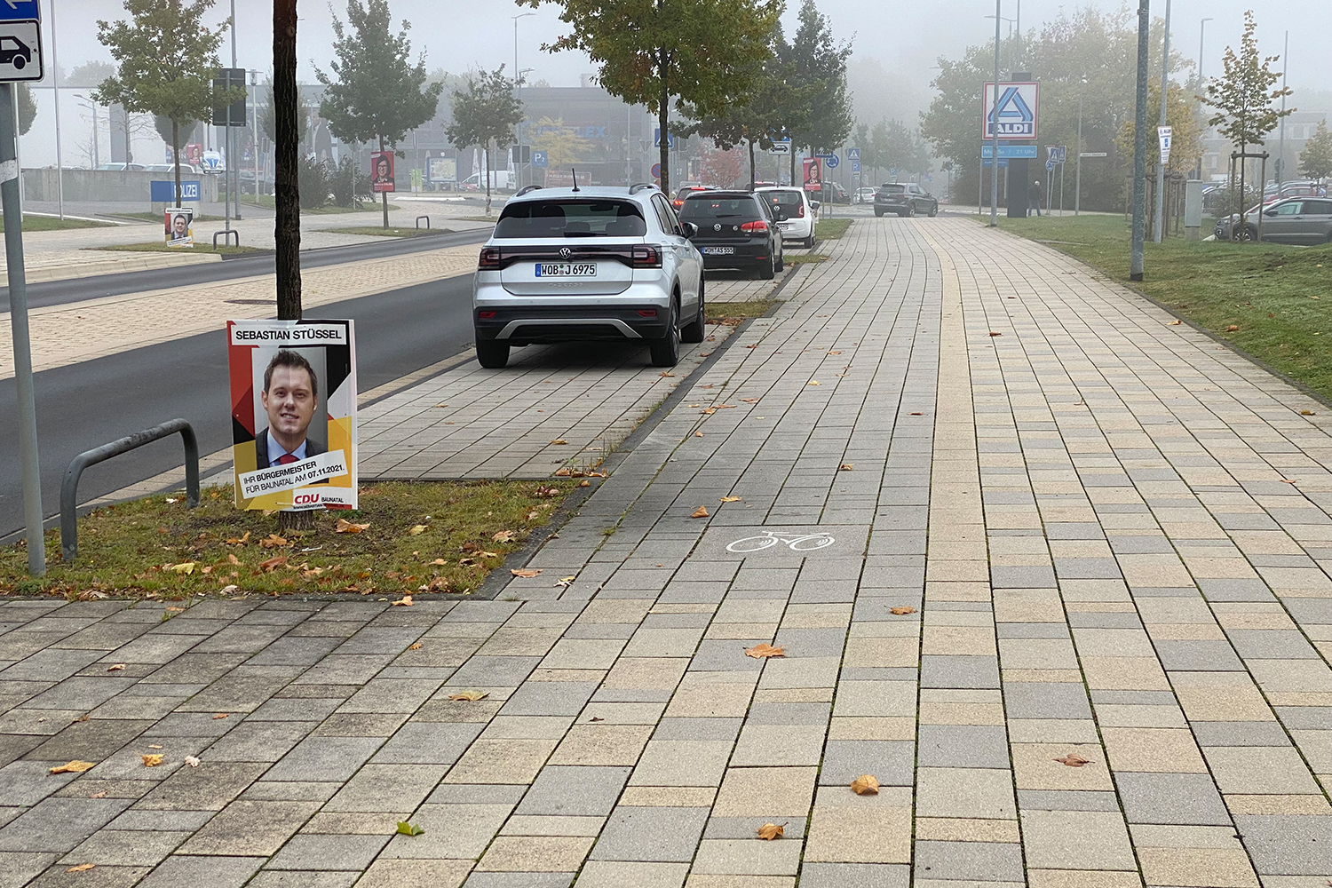 Bild 27: Radverkehrsführung im Übergang zum Bestand: im Zulauf zum zentralen Kreisverkehrsplatz dann Trennung von Rad- und Gehweg mit Piktogramm-Platte