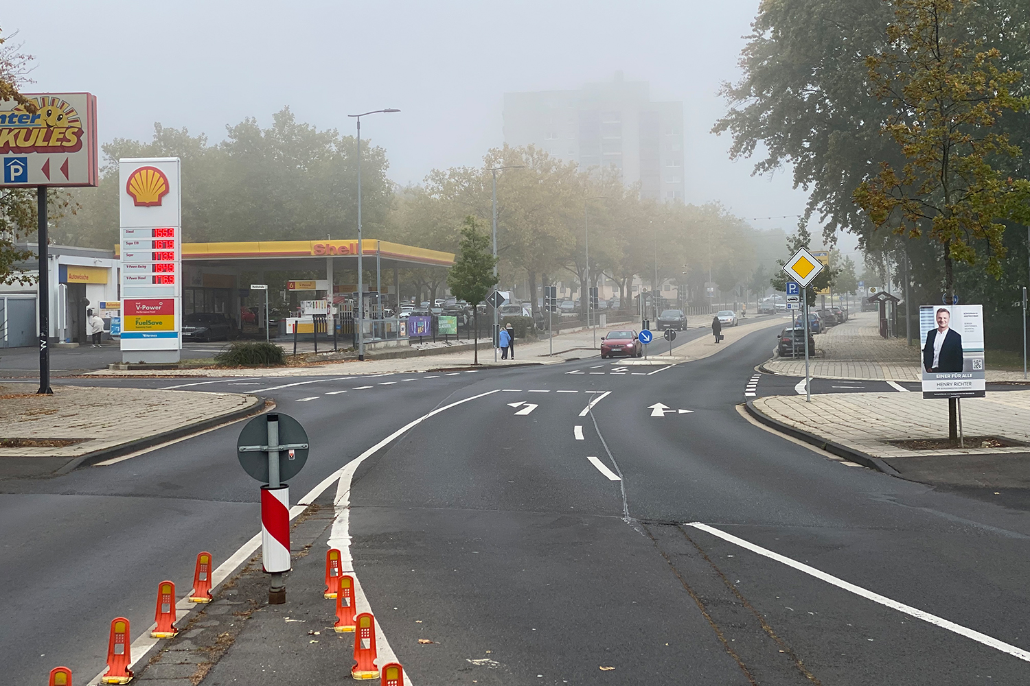 Bild 28: Radverkehrsführung im Übergang zum Bestand: Aufnahme des Radverkehrs innerhalb der komplett in die Umgestaltung einbezogenen Kreuzung Kirchbaunaer Straße / Marktstraße / Im Wiesental