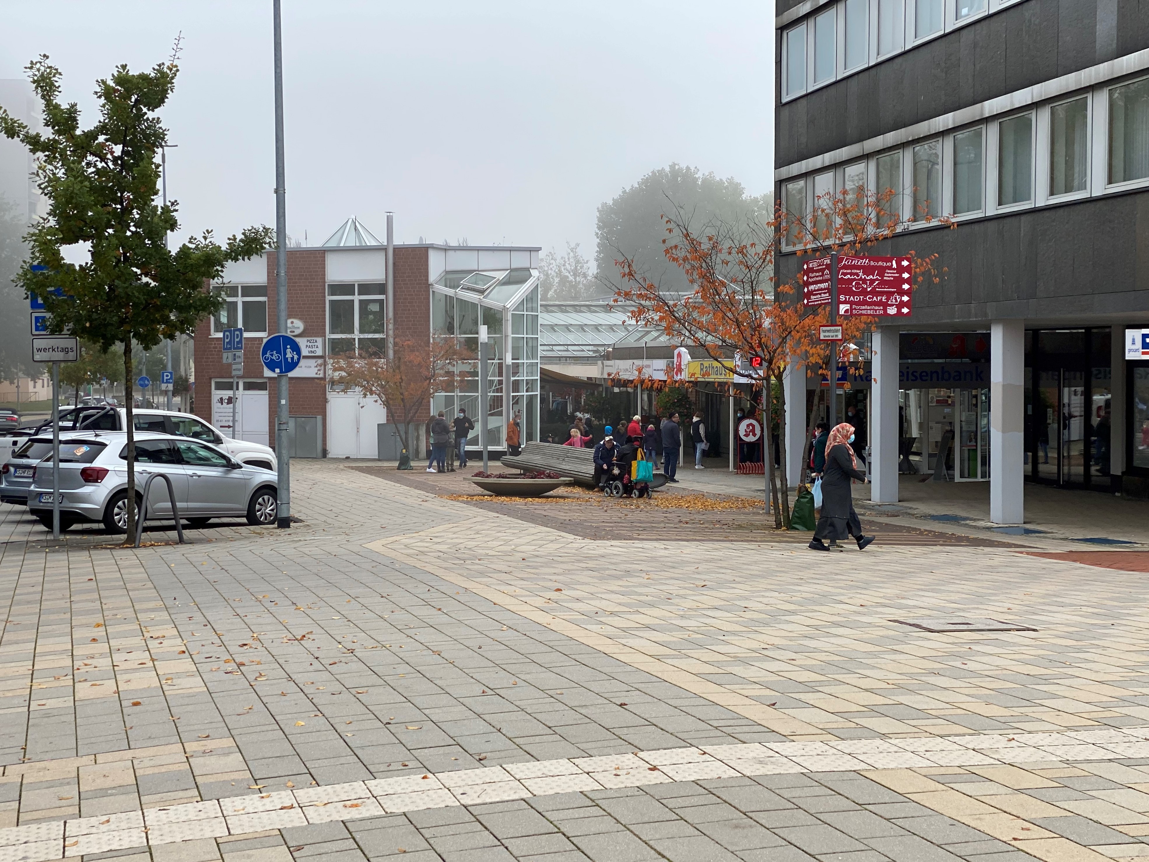 Bilder 31-33: Gehwege und Seitenraumgestaltung: die teilweise Auflösung der Gehwege zugunsten platzähnlicher Situationen schafft dort, wo die zentrale Fußgängerzone auf die Friedrich-Ebert-Allee stößt, Raum für Aufenthalt und Markt