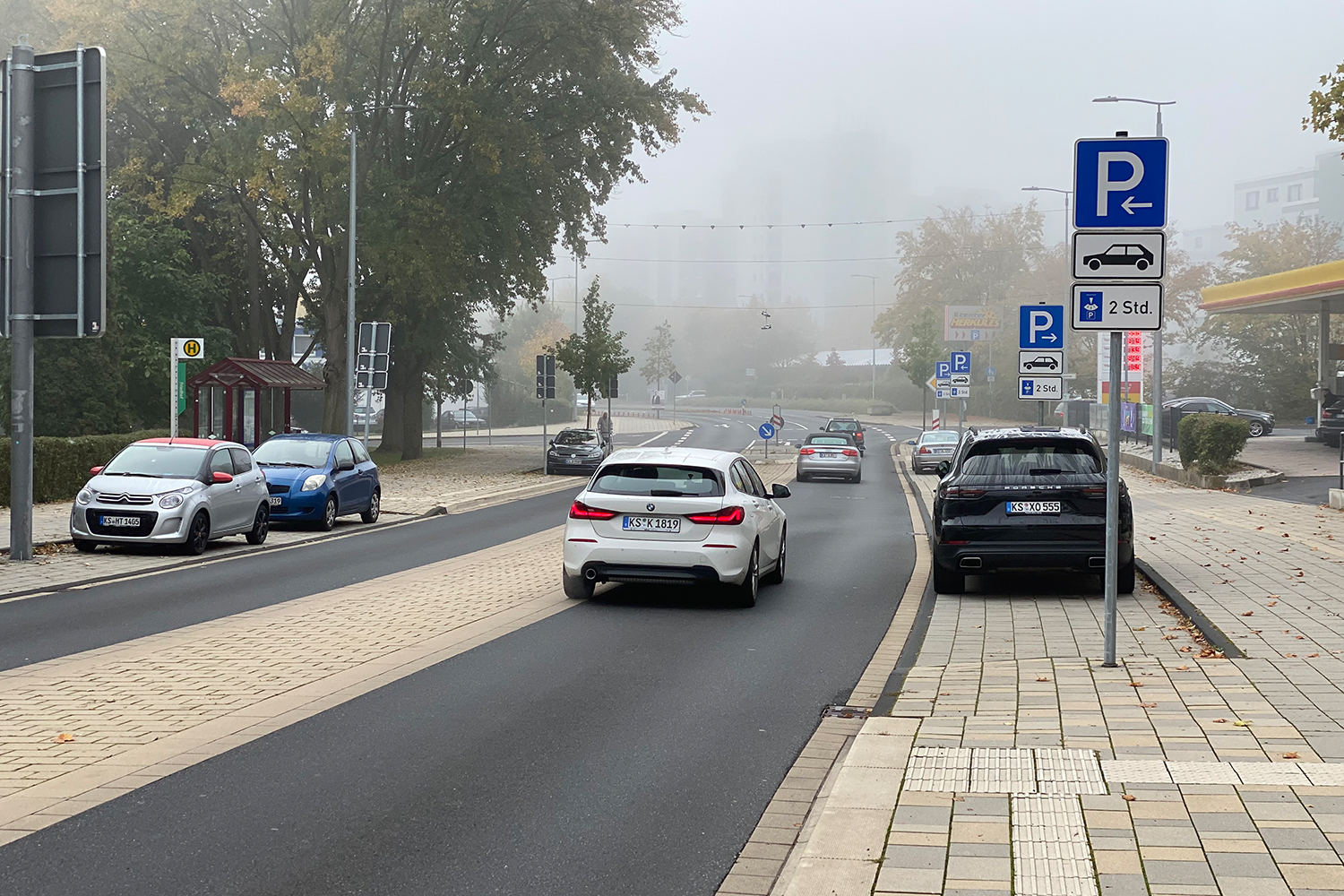 Bild 46: Parkstände im Straßenraum: überwiegend Längsaufstellung