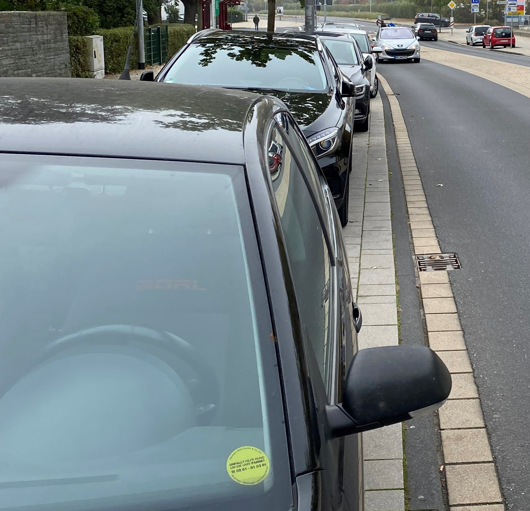 Bild 48: Parkstände im Straßenraum: die gewählte Breite von 2,25 m begünstigt offenbar ein geordnetes Abstellen der Fahrzeuge