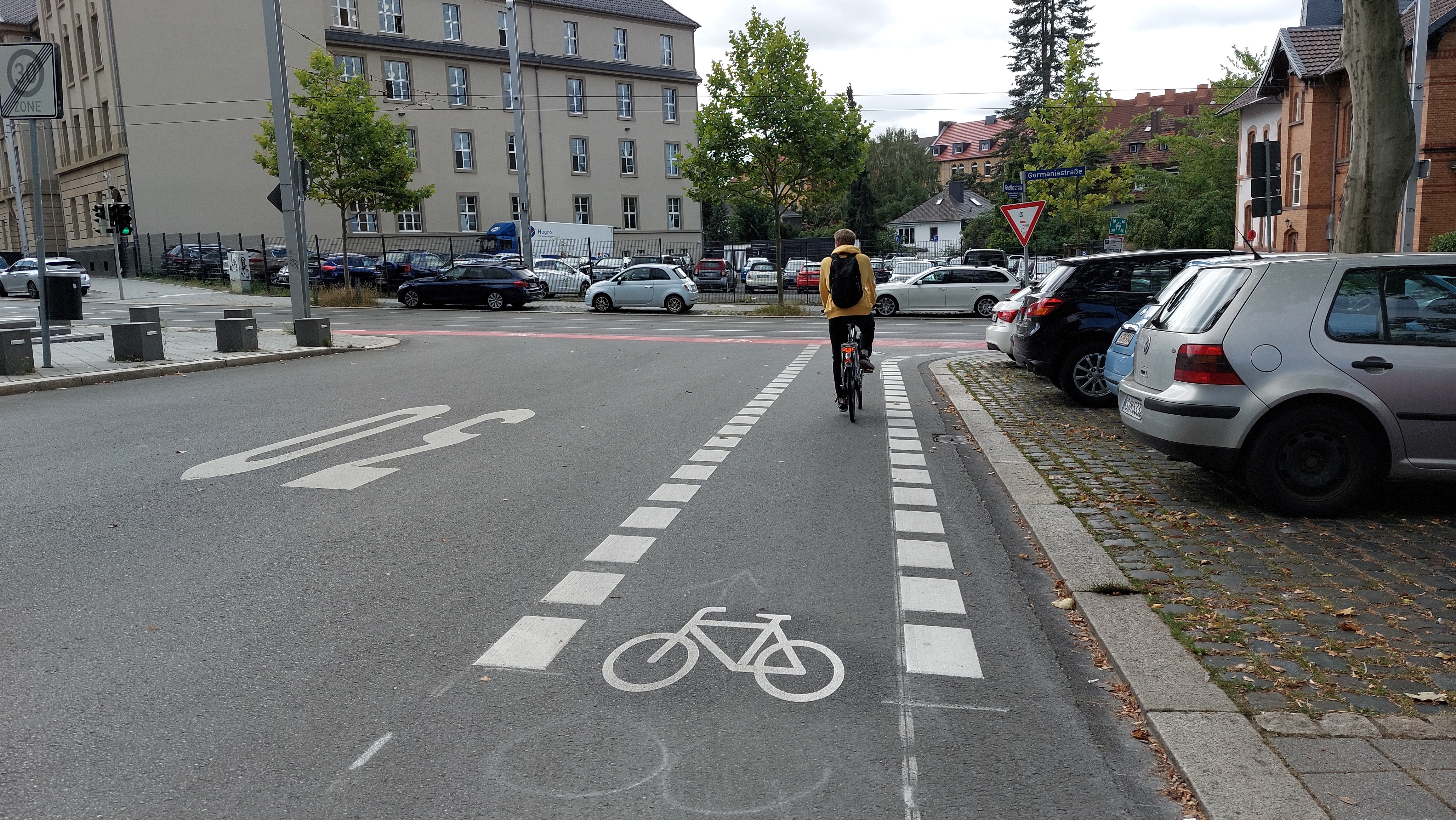 Weitere Radverkehrsplanung nach Abschluss der Umgestaltung: Roteinfärbung einer Radfurt in der Einmündung Goethestraße / Germaniastraße zur Verbesserung deren Erkennbarkeit