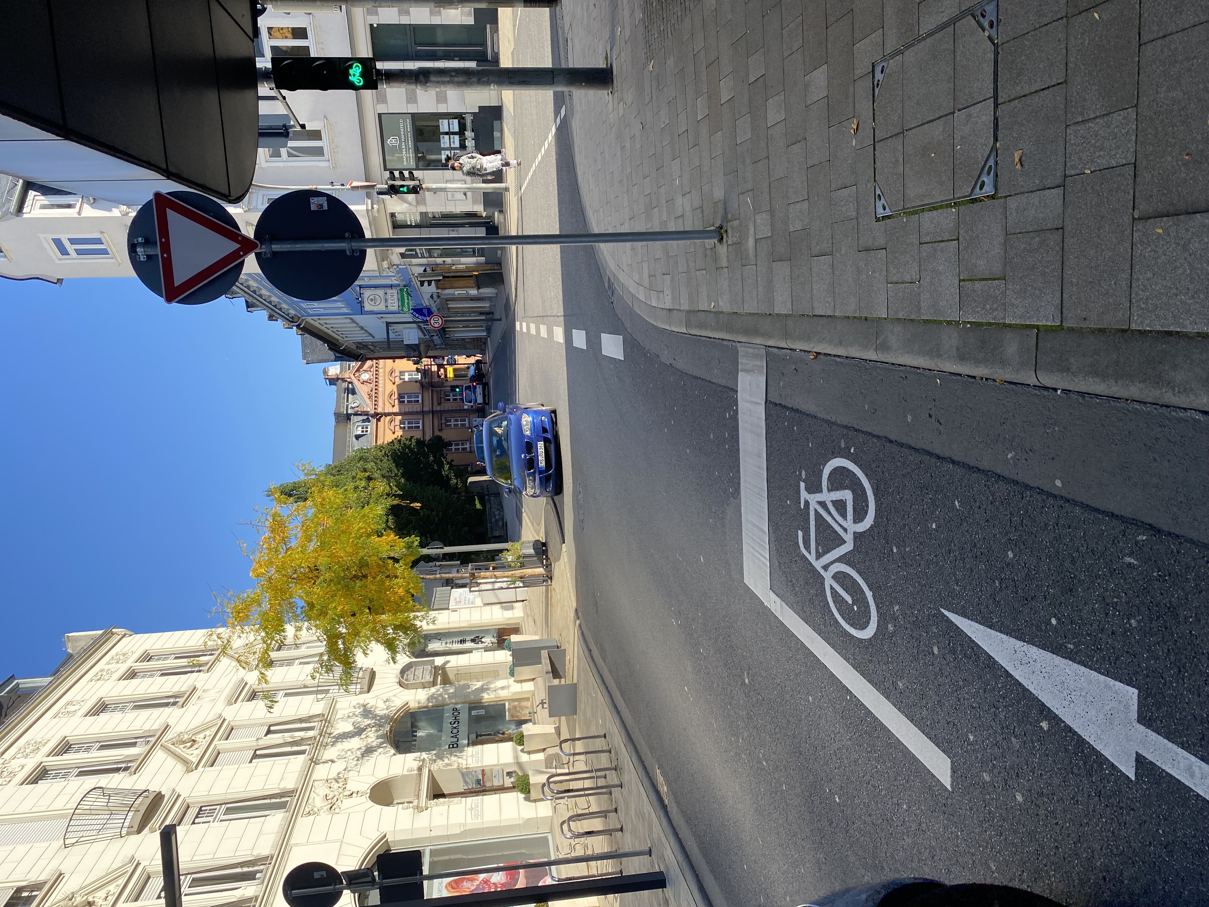 Bild 13: Signalisierung der östlichen Einmündung: eigenes Signal für den Radverkehr entgegen der Einbahnstraße (rechts)