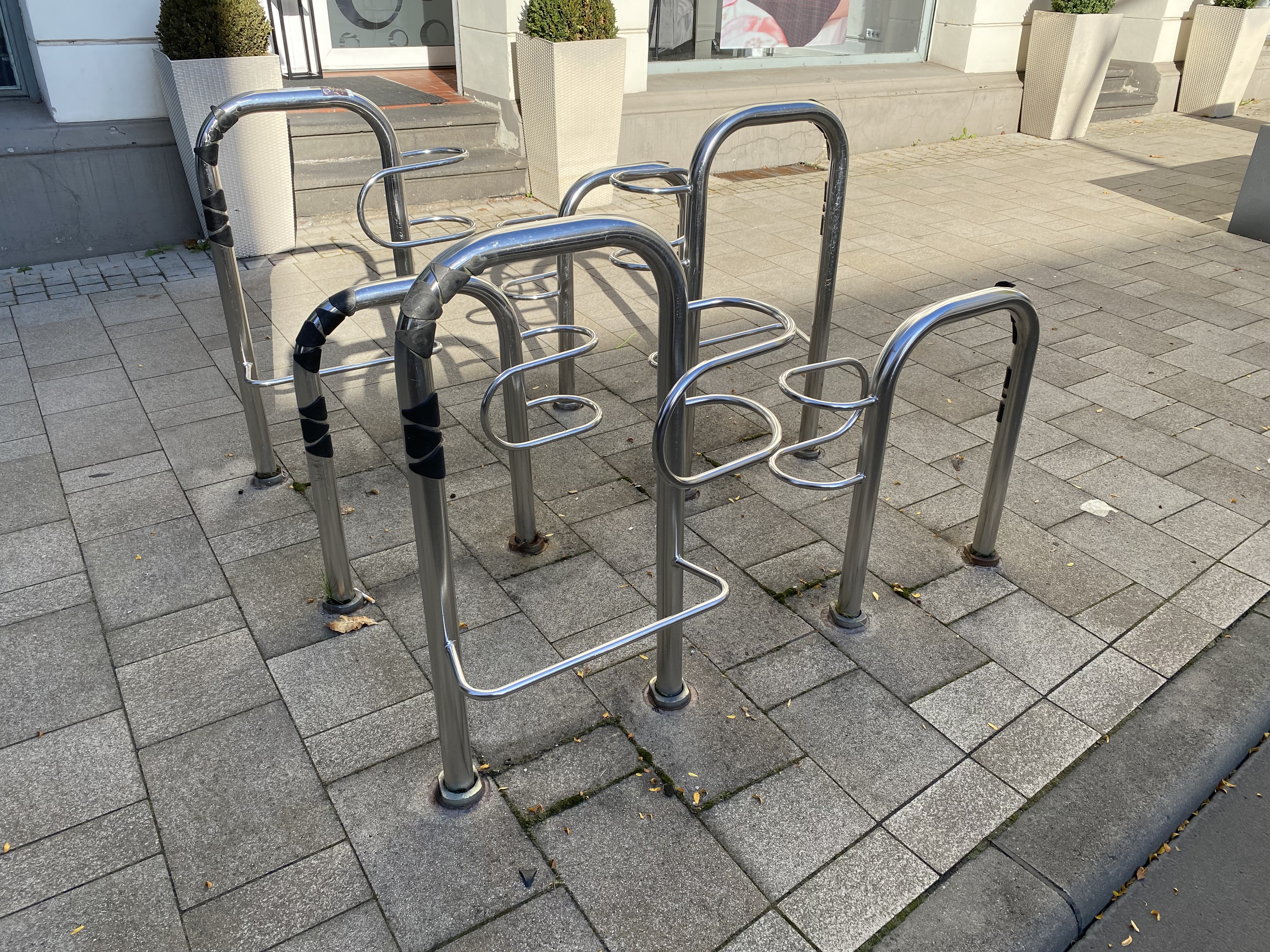 Bild 18: Seitenraumgestaltung: eingestreute Fahrradabstellanlagen zur stärkeren Ordnung des Fahrradparkens