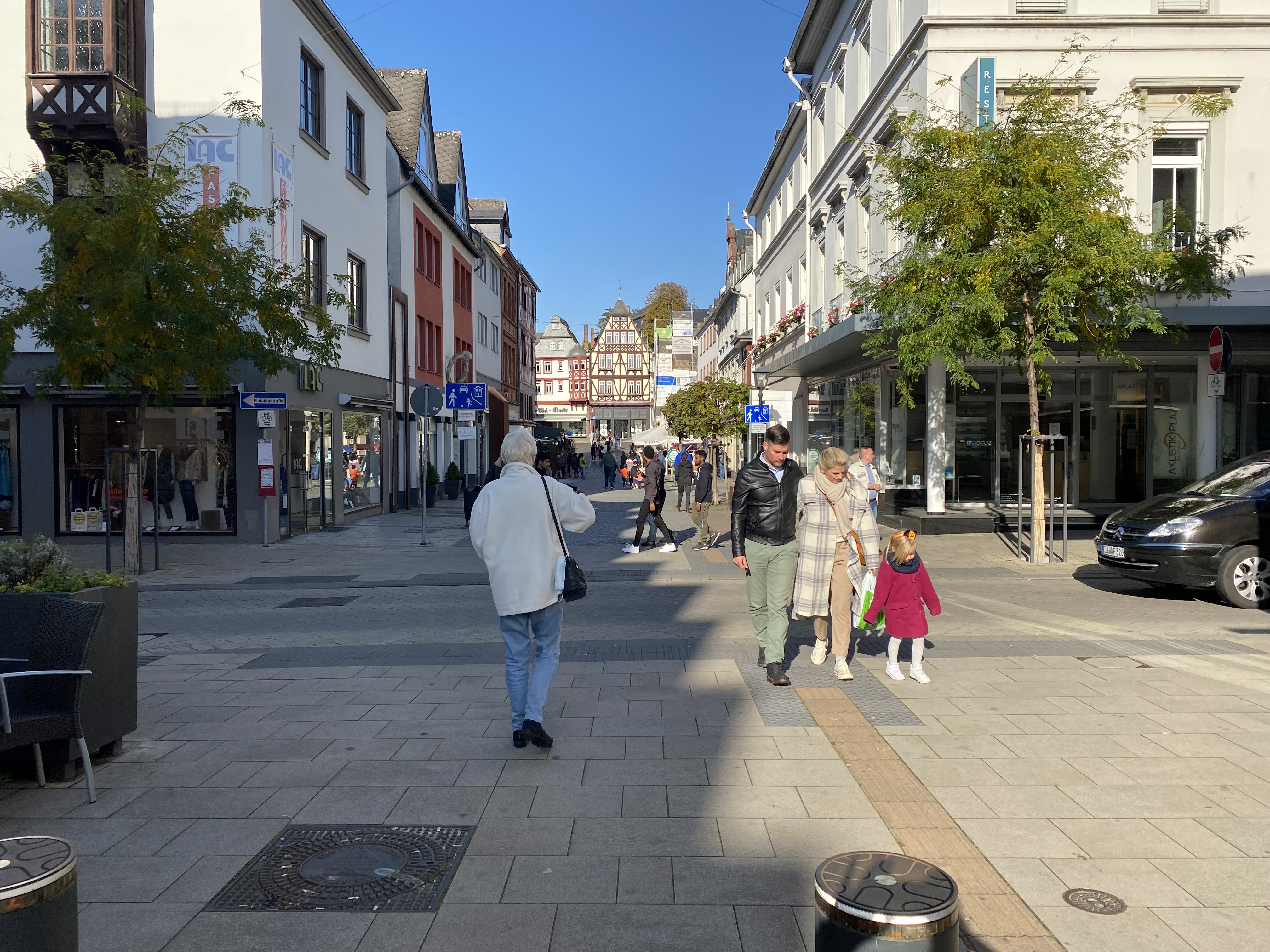 Bild 20: Kreuzung von Grabenstraße und Bahnhofstraße: Shared Space-ähnliche Situation durch lange Teilaufpflasterung der Grabenstraße zur Verdeutlichung der quer verlaufenden Fußverkehrsachse zwischen Altstadt und Neumarkt