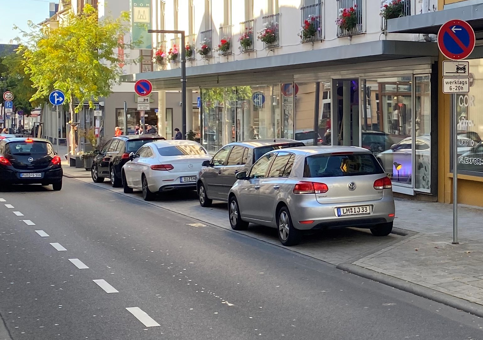 Bild 27: Bautechnische Details: Ladezonenbucht auf Fahrbahnniveau gepflastert und mit Rundbordstein zum Seitenraum abgegrenzt