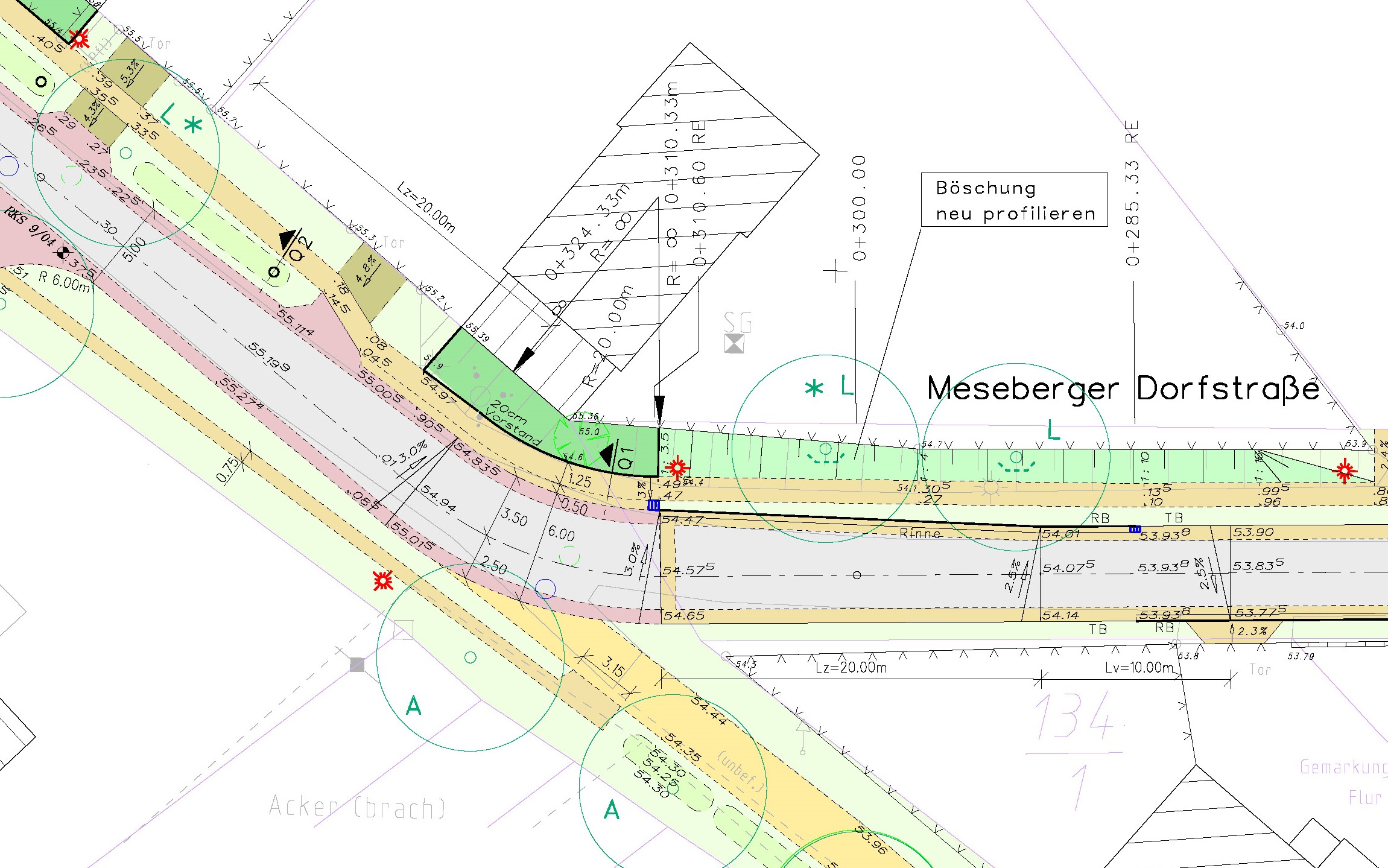 Bild 12: Übergangsbereich im Lageplan: Belagswechsel im Zuge der fahrbahnbegleitenden Seitenstreifen von mehrzeiligem Betonsteinpflaster in der Zufahrt zum Anger (rechts im Plan) zu großformatigem Natursteinpflaster im zentralen Angerbereich (links im Plan)