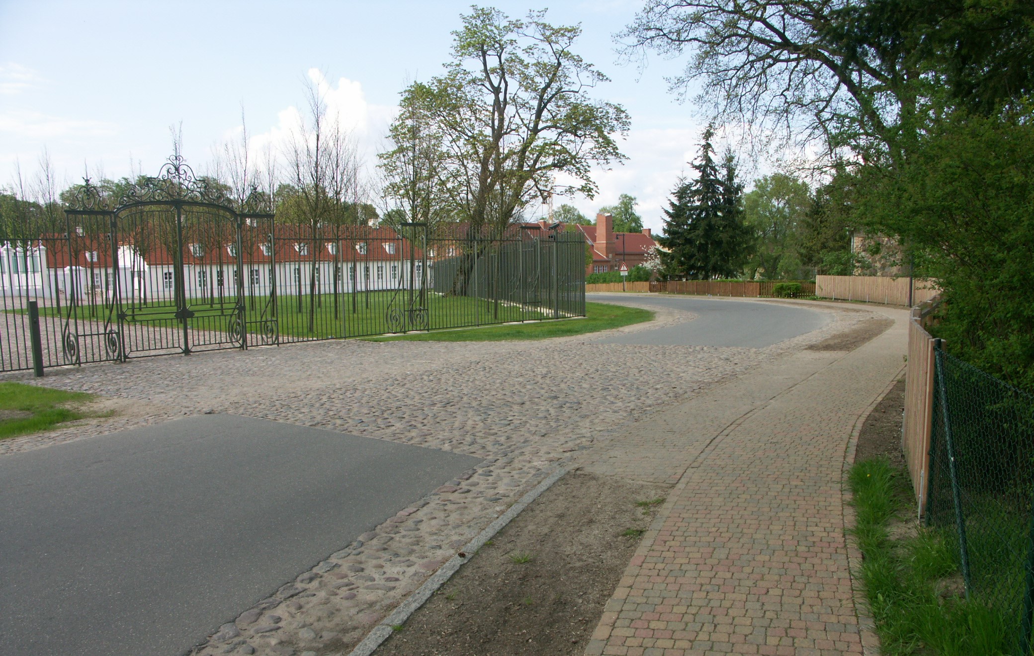 Bild 15: Belagswechsel im Zuge der Ortsdurchfahrt: Pflasterflächen aus großformatigem Kopfsteinpflaster markieren beispielsweise den Zugangsbereich zum Schloss Meseberg mit verstärktem Überquerungsbedarf von Zufußgehenden oder auch Einmündungsbereiche von Nebenstraßen und Zufahrten zu privaten Grundstücken